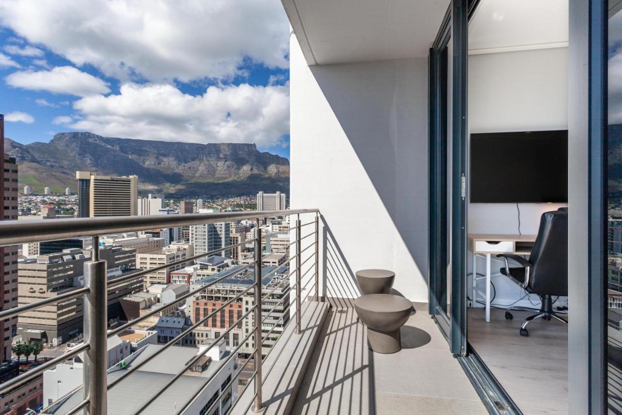 Luxurious 16 On Bree Studio Apartment - Harbour Views Kaapstad Buitenkant foto