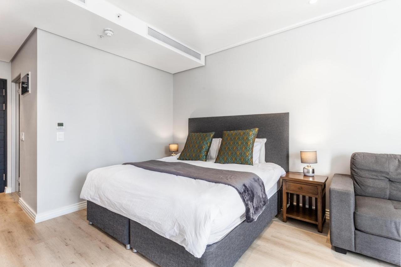 Luxurious 16 On Bree Studio Apartment - Harbour Views Kaapstad Buitenkant foto